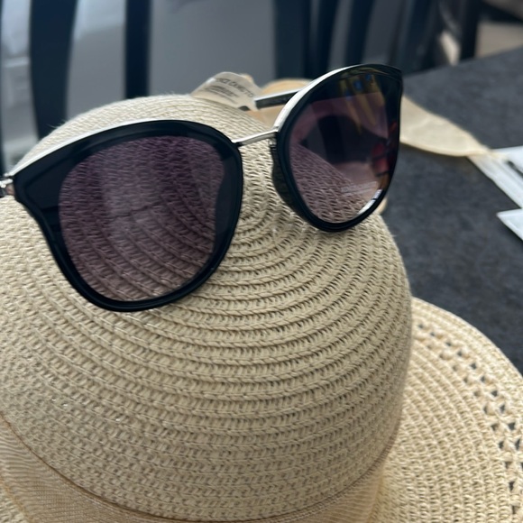 Nwt Vince Camuto sunglasses - Picture 2 of 4